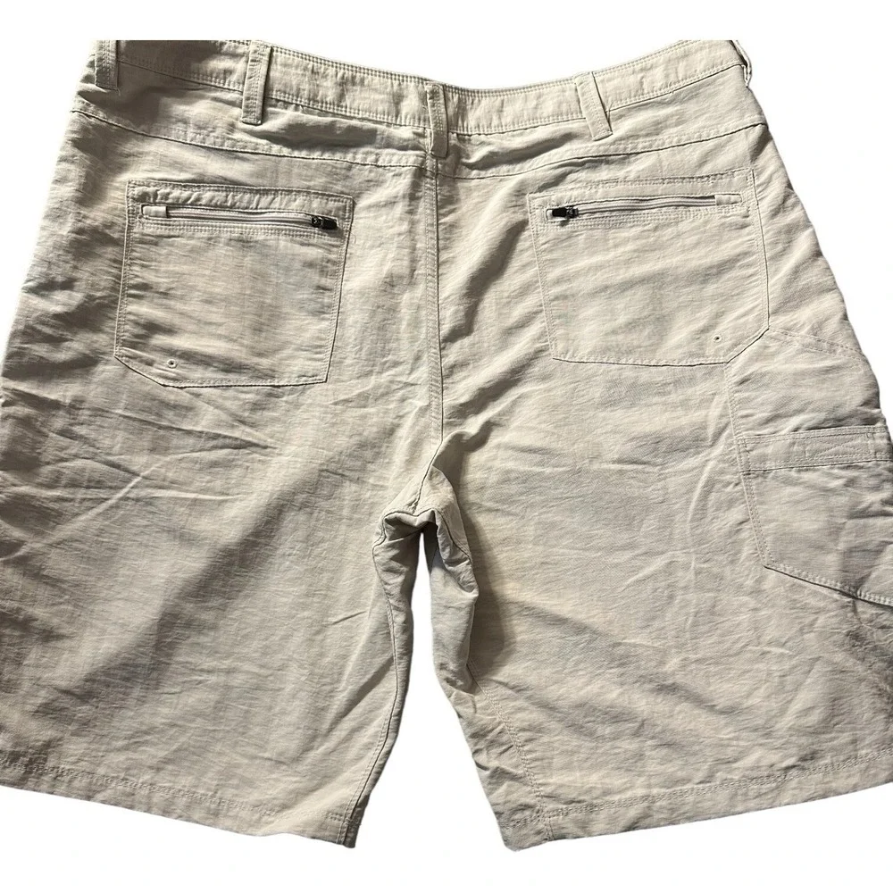 NordicTrack Cargo Shorts Khaki 3 Zip Pockets Hiking‎ Camp Casual Mens Size 42